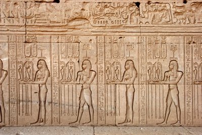 Egyiptomi antikvitás: az istennőnek bemutatott áldozatok és adók, Hathor temploma, Denderah, Egyiptom - Egyiptomi civilizáció: az istennőnek hozott áldozatok és adók - A denderai Hathor templom (vagy Tentyra temploma) falára faragott figurák, alkotó: Egyptian Ptolemaic Period