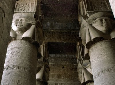 Egyiptomi antikvitás: részleges kilátás a hypostyle szobára, oszlopokkal, amelyeket Hathor istennő ábrázolása díszít. Hathor temploma, Dendera, Egyiptom alkotó: Egyptian Ptolemaic Period