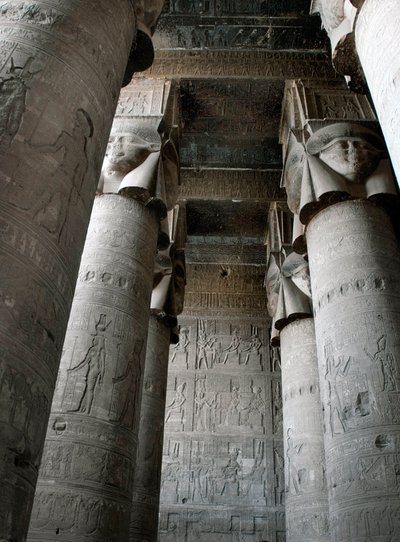 Egyiptomi antikvitás: részleges kilátás a hypostyle szobára, oszlopokkal, amelyeket Hathor istennő ábrázolása díszít. Hathor temploma, Dendera, Egyiptom alkotó: Egyptian Ptolemaic Period