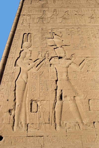 Egyiptomi antikvitás: dombormű a templom hátsó faláról, amelyet Hathor istennőnek szenteltek, aki Kleopátrost és Cesariont képviseli. Denderah, Egyiptom alkotó: Egyptian Ptolemaic Period