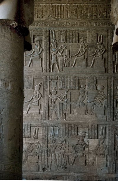 Egyiptomi antikvitás: domborművek a Hathornak szentelt templom hipostílus szobájában, Dendera, Egyiptom alkotó: Egyptian Ptolemaic Period