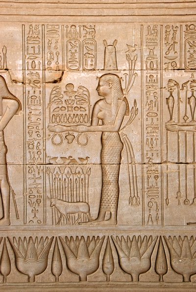 Egyiptomi antikvitás: egy nő ábrázolása, aki áldozatot hoz az istennőnek, Hathor temploma, Denderah, Egyiptom - Egyiptomi civilizáció: nő áldozatot visz Hathor istennőnek - Hathor templom (vagy Tentyra temploma) falára faragott alak i alkotó: Egyptian Ptolemaic Period