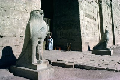 Hórusz templomának bejárata alkotó: Egyptian Ptolemaic Period