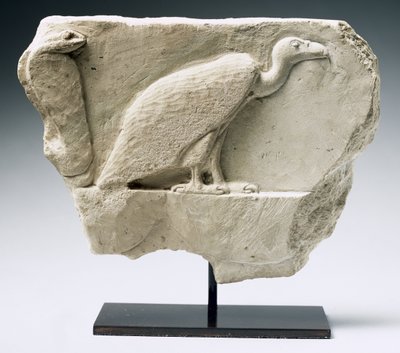 Keselyűt és kobrát (mészkő) ábrázoló dombormű alkotó: Egyptian Ptolemaic Period