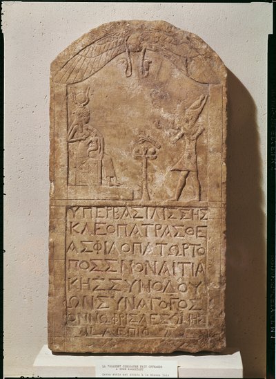 Ízisznek szentelt sztélé, amely VII. Kleopátrát (Kr. e. 69-30) ábrázolja, amint felajánlást tesz Isisnek, aki szoptatja fiát, Hóruszt, ie 51-ben (mészkő) alkotó: Egyptian Ptolemaic Period
