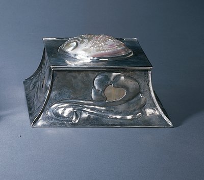 Tintatartó (ezüstös réz és gyöngyház) alkotó: Elizabeth Eaton Burton