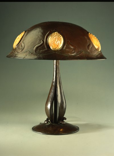 Asztali lámpa, 1910 körül (réz és gyöngy abalone kagyló) alkotó: Elizabeth Eaton Burton