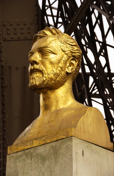Gustave Eiffel mellszobra az Eiffel-torony alatt, Párizs, Franciaország alkotó: Emile-Antoine Bourdelle