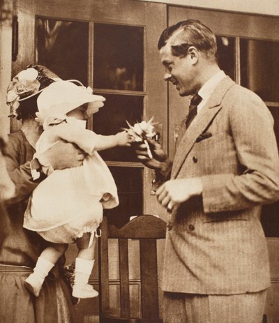 Egy gyermek VIII. Edward király csokrot ad az Enham Village Centre-ben, 1926 alkotó: English Photographer