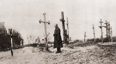 Orosz katona egy harcostársa sírjánál az első világháború alatt, a The Illustrated War News-ból, 1915 alkotó: English Photographer