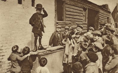 Az East End egy kezdő humoristája Charlie Chaplin utánzatát adja elő (fekete-fehér fotó) alkotó: English Photographer