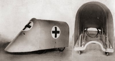 Golyóálló hordágyfedél a sebesültek és a hordágyhordozók megmentésére a lövészárkok között az első világháború alatt, a The Illustrated War News-ból, 1915 alkotó: English Photographer
