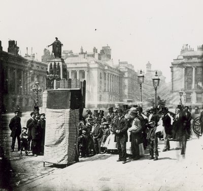 Tömeg gyűlik össze, hogy nézzen egy bábelőadást Londonban alkotó: English Photographer