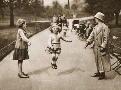 Egy lány, aki átugrott a Hyde Parkban vagy a Kensington Gardensben, a csodálatos Londonból, 1926-27 között (fotómélység) alkotó: English Photographer