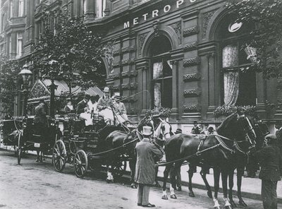 Lovas kocsi az utcán a Hotel Metropole előtt alkotó: English Photographer