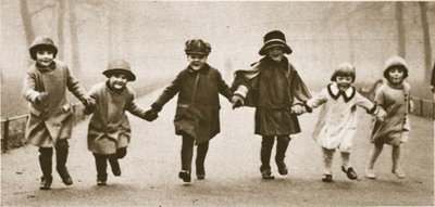 Jól öltözött gyerekek sora, akik a Hyde Parkban futnak, a csodálatos Londonból, 1926-27 között (fotómélység) alkotó: English Photographer