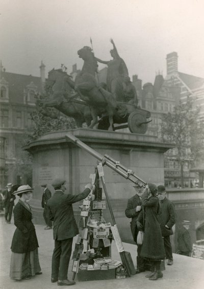 Egy férfi, aki kilátást árul távcsövön keresztül alkotó: English Photographer