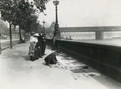 Egy járdaművész a rakparton alkotó: English Photographer
