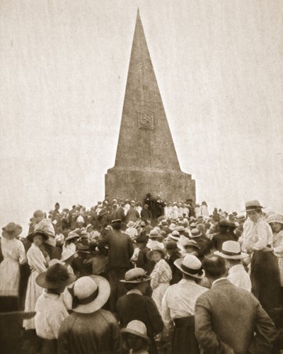 Egy festői régi szokás St. Ives-ben: az Old Század a John Knill Obeliszkben, a The Illustrated War Newsból, 1916. augusztus 2. (szépia fotó) alkotó: English Photographer