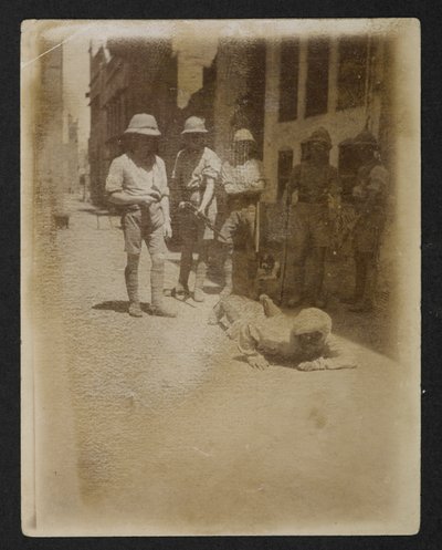 Egy rab fegyveres őrség alatt a Ram Bagh kertben, a Views of Amritsarból, beleértve a zavargások következményeit alkotó: English Photographer