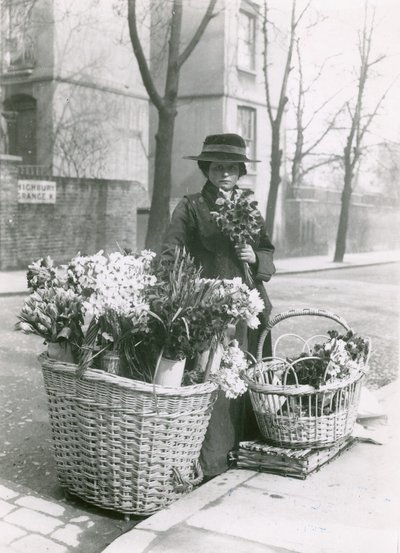 Virágárus nő alkotó: English Photographer