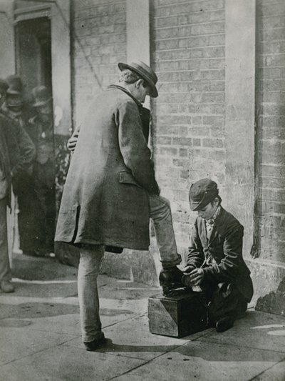 Egy fiatal cipőfekete fényes férfi cipő az utcán alkotó: English Photographer
