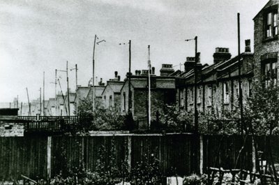 Antenna a külvárosi hátsó kertekben, 1925 alkotó: English Photographer