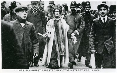 Emmeline Pankhurst asszony letartóztatása a Victoria Street-ben, 1908. február 13-án alkotó: English Photographer