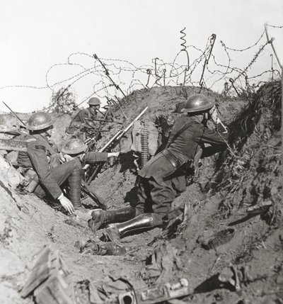 A nagy hun támadásra várva a megfigyelőtiszt és a jelzőőrök St Quentinben élesen figyelnek alkotó: English Photographer