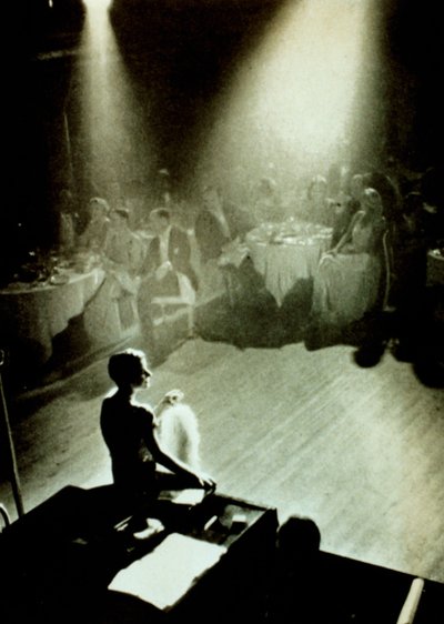 Beatrice Lillie, az 1920-as évek revüművésze a Cafe de Paris reflektorfényében alkotó: English Photographer