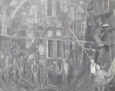 Blackwall Tunnel: egy csoport munkás áll a légzsilipben, 1894 alkotó: English Photographer