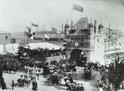 Blackwall alagút: lovas kocsik haladnak át az alagút bejárati ünnepélyes megnyitóján, 1897 alkotó: English Photographer