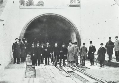Blackwall Tunnel: a víz alatti részt tekintélyesek ellenőrizték, 1895 alkotó: English Photographer