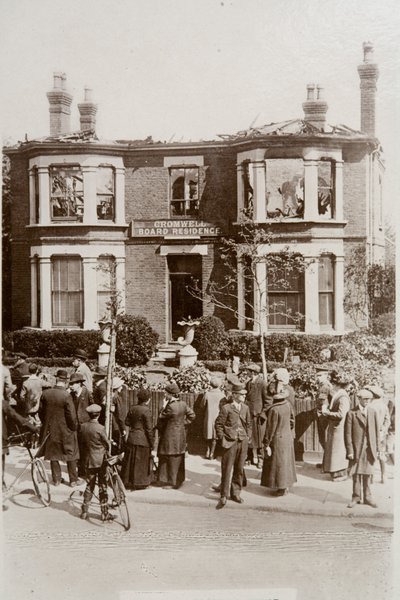 A Cromwell Road-i panzió megsérült egy Zeppelin-támadásban az essexi Southendben alkotó: English Photographer