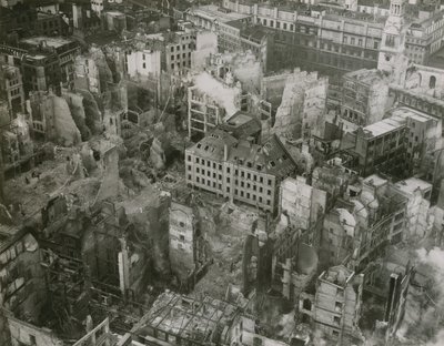 Bombakárosodás kép a Szent Pál-székesegyház tetejéről alkotó: English Photographer