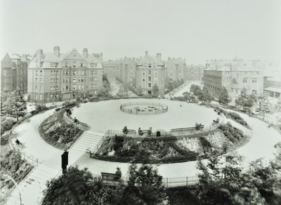 Boundary Estate: Arnold Circus, kilátás a nyilvános kertekre és lakásokra, London alkotó: English Photographer