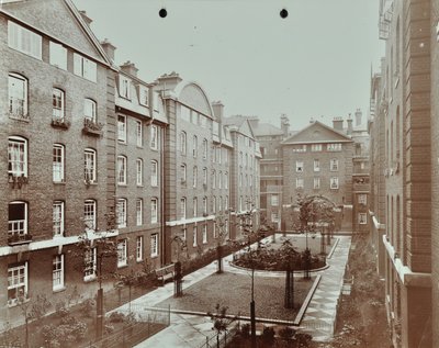 Bourne Estate: hivatalos udvari kert, London alkotó: English Photographer