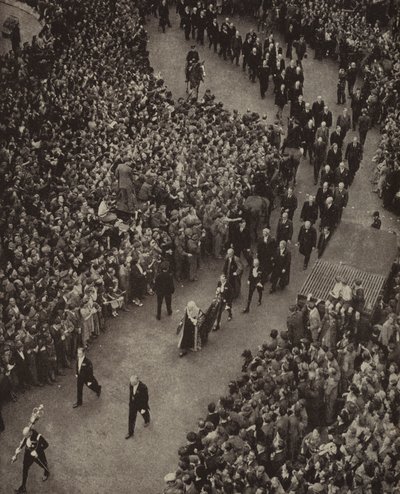 Winston Churchill brit miniszterelnök és kabinetje a westminsteri Szent Margit-templomba sétálva köszönetnyilvánításért a náci Németország általi invázió fenyegetése alól, 1945. május 8-án (f/w fotó) alkotó: English Photographer