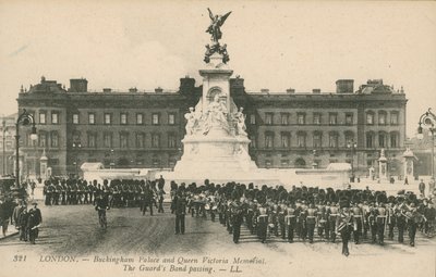 Buckingham-palota és Viktória királynő emlékműve; A Gárda Banda elhalad alkotó: English Photographer