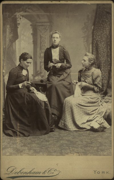 Cabinet card alkotó: English Photographer