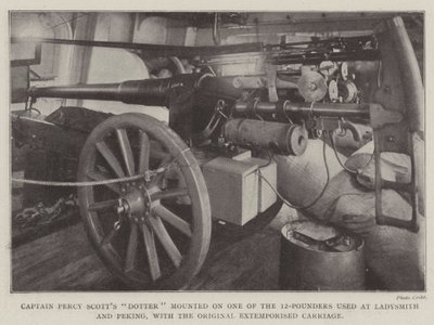 Percy Scotts Dotter kapitány a Ladysmithben és Pekingben használt 12 font egyikére szerelte fel az Eredeti Extemporized Carriage-t alkotó: English Photographer