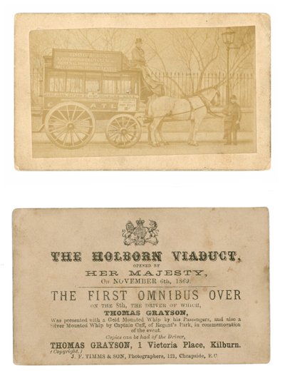 Kártya (elöl és hátul) a Holborn-viadukton áthajtott első omnibusz emlékére, 1869. november 6. alkotó: English Photographer