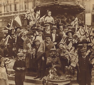 Az első világháborús győzelem ünneplése a londoni Piccadilly Circuson alkotó: English Photographer