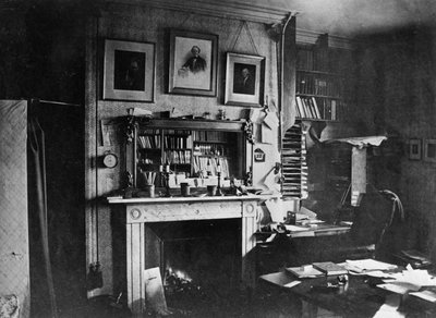 Charles Darwins a Down House-ban tanul alkotó: English Photographer