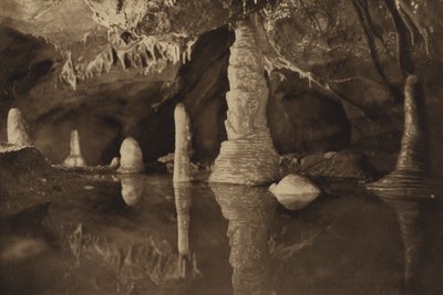 Cheddar-barlangok: Tiszta fehér és vörös színű, visszatükröződő cseppkőoszlopok (fekete-fehér fotó) alkotó: English Photographer