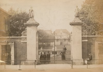 Gyerekek állva nézik az iskola kapuját alkotó: English Photographer