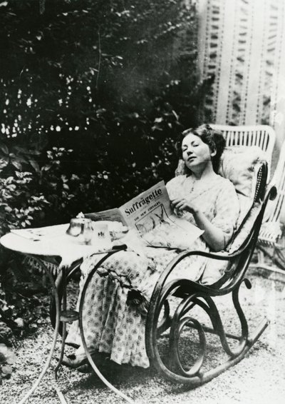 Christabel Pankhurst (1881-1969) a The Suffragette egy példányát olvassa 1905-1914 körül alkotó: English Photographer