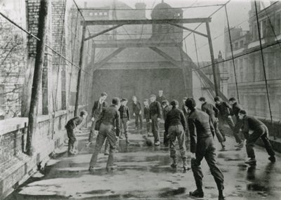 A városi iskolai futballpálya 1902-ben alkotó: English Photographer