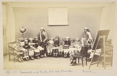 Osztály úrnővel egy mofusszilis vagy felső vidéki leányiskolában, Bombay, c. 1873 (f/w fotó) alkotó: English Photographer