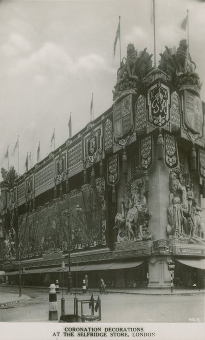 Koronázási díszek a Selfridge üzletben, Londonban alkotó: English Photographer